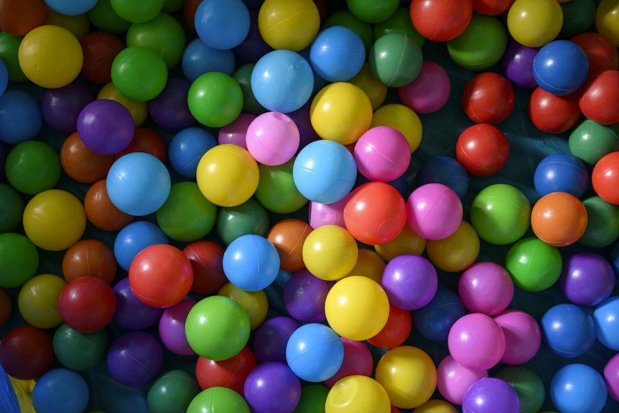 Gomila šarenih plastičnih loptica