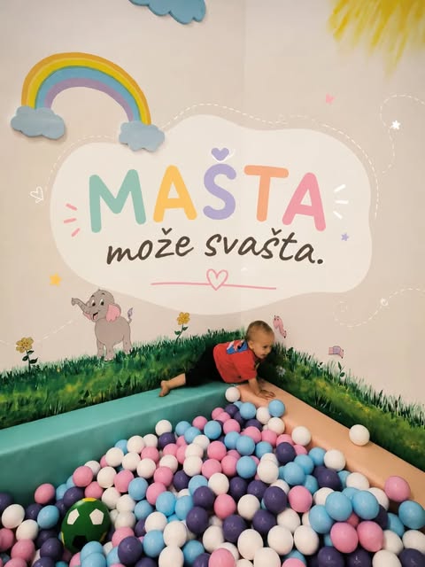 Bazen sa lopticama ispred murala „Mašta može svašta" u Beboteci