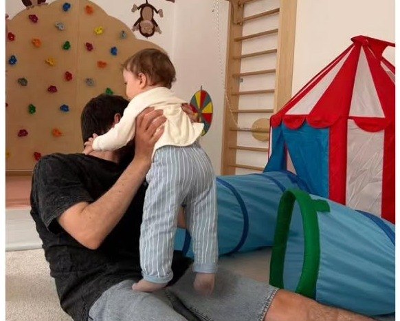 Roditelj i beba pored zida za penjanje, šatre i tunela u Beboteci